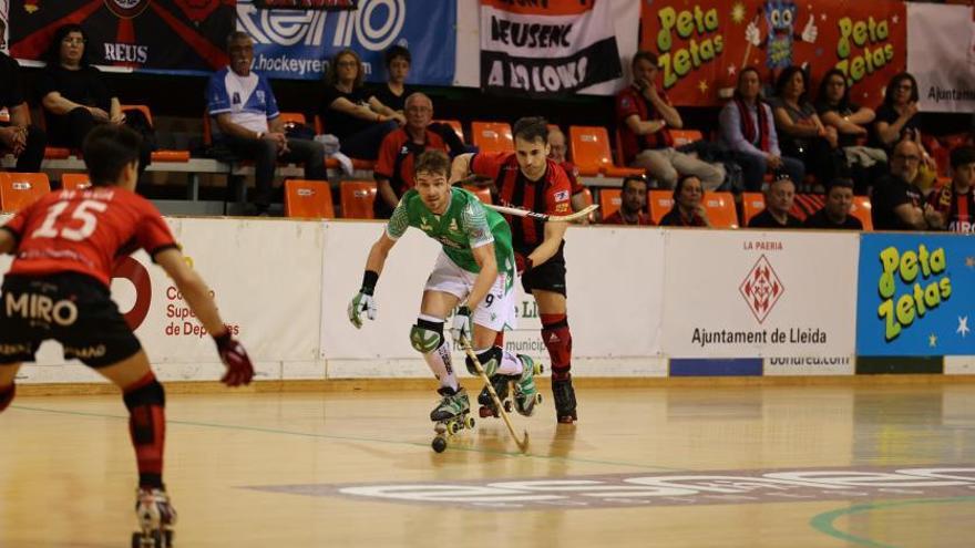 Marc Grau, defendido por David Gelmà, en el partido de ayer contra el Reus de Copa. |  // LUIS VELASCO / RFEP