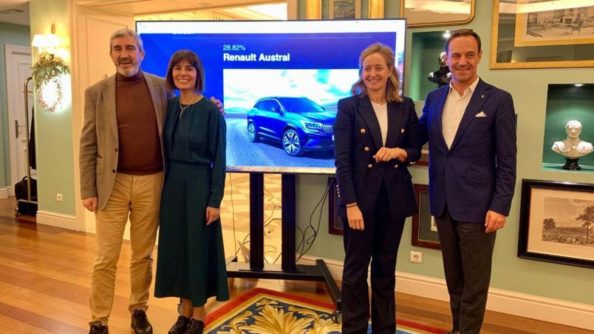 A la dreta, Sébastien Guigues, director general de Renault España, acompanyat de Jesús Presa, Beatriz Navarro i Mercedes García, màxims responsables d'Assumptes Públics, Màrqueting i Comunicació de la marca al nostre país