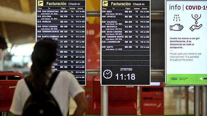 Un passatger consulta els vols a la T1 de l&#039;aeroport de Barajas.