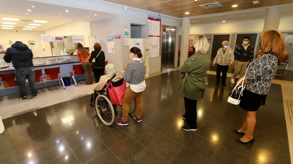 Usuarios esperando para ser atendidos en el centro de salud Floridablanca de Murcia. | JUAN CARLOS CAVAL