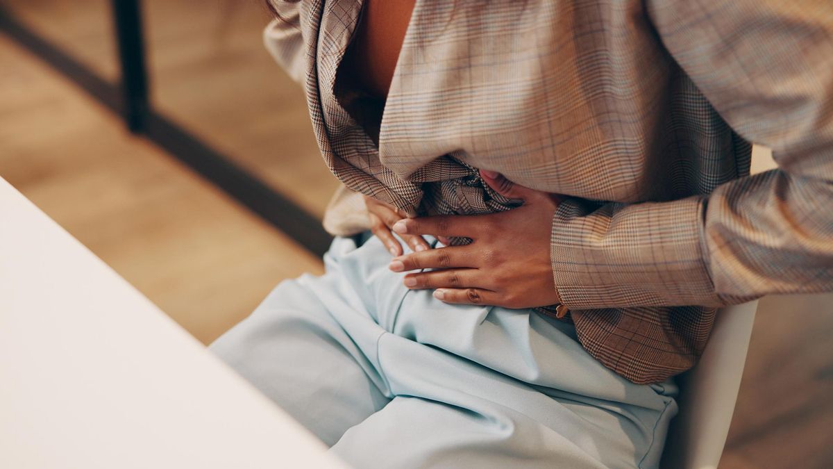 La endometriosis se caracteriza por la presencia de tejido similar al endometrio localizado en zonas fuera del útero.