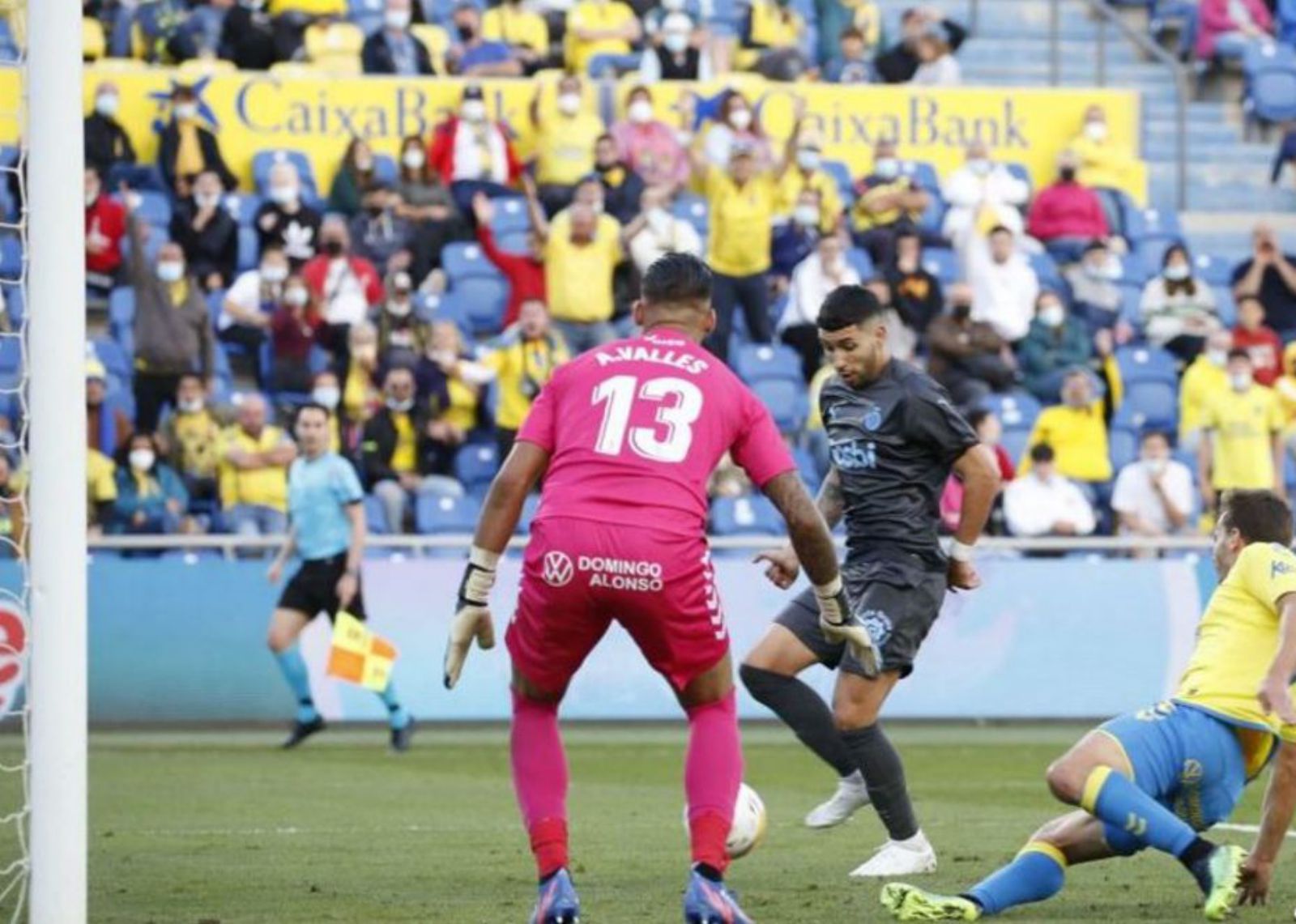 Bustos supera Valles en un dels gols a Las Palmas