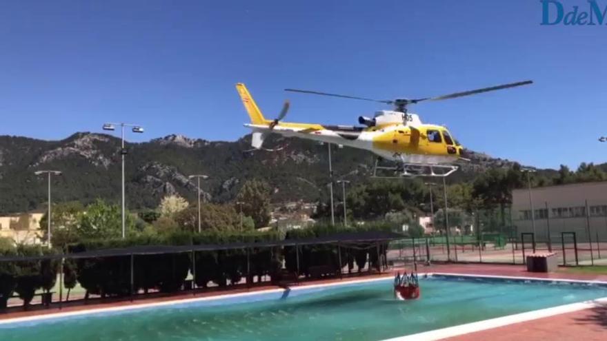 Un helicóptero del Ibanat carga agua para apagar un fuego en Andratx