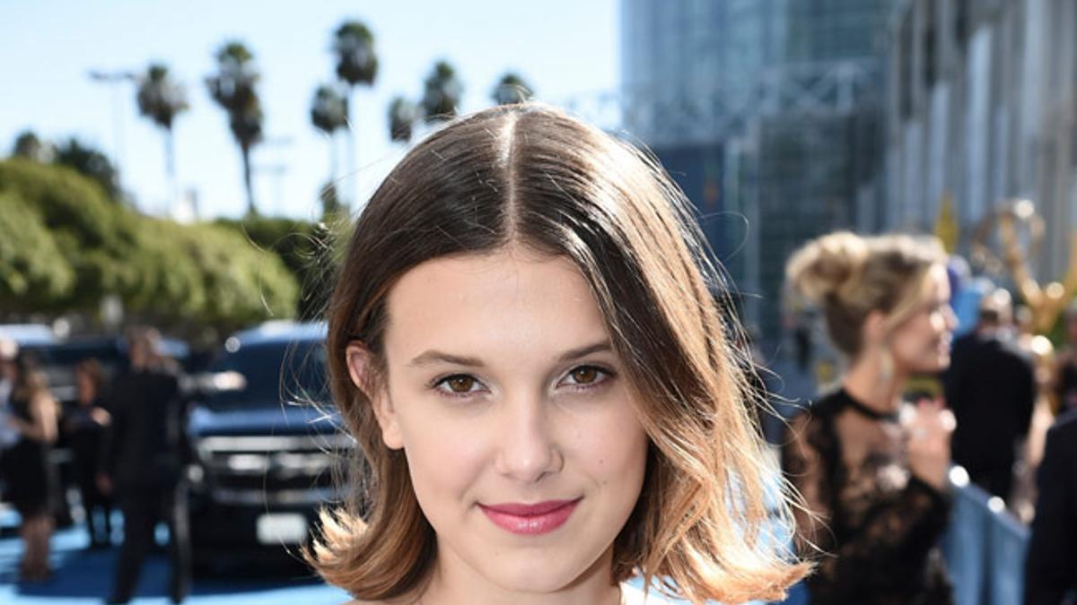 Millie Bobby Brown con vestido estampado de Calvin Klein