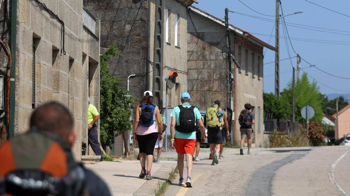 Peregrinos, en la carretera de Tomeza