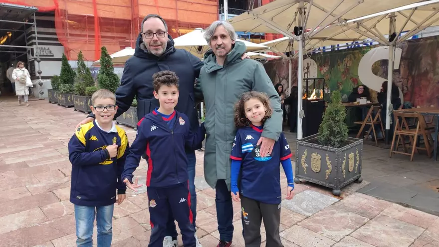Julia, Sergio y Jorge viajaron a Oviedo para pasar el fin de semana en familia y animar al Dépor