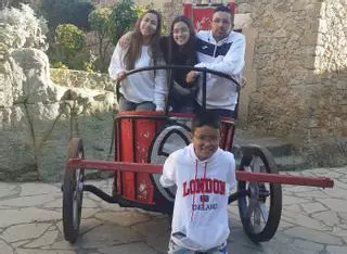 Una familia de Colombia ayuda a reabrir la escuela de un pueblo de Castellón tras 47 años cerrada