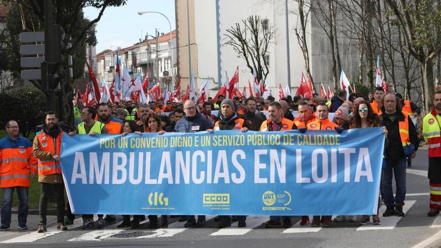 Manifestación de trabajadores de ambulancias, esta mañana en Santiago. // X. Álvarez