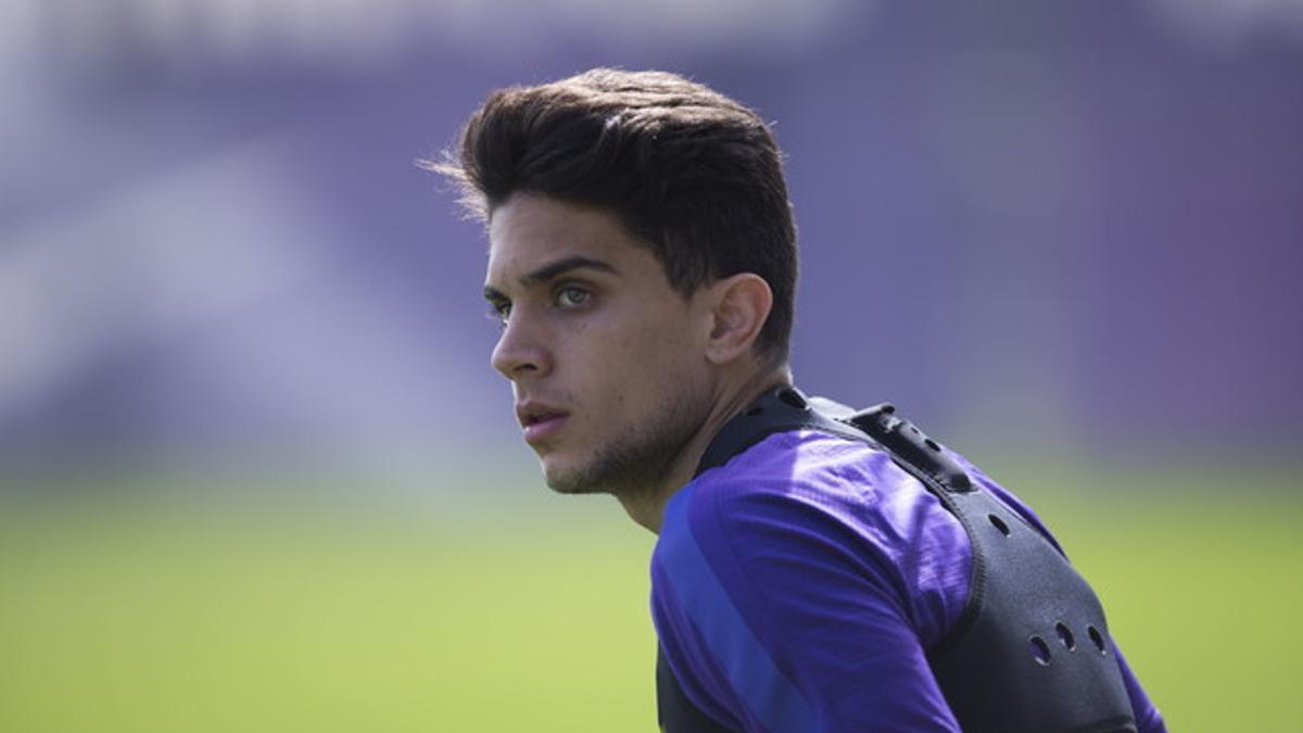 Marc Bartra, durante el entrenamiento del pasado viernes en la ciudad deportiva Joan Gamper