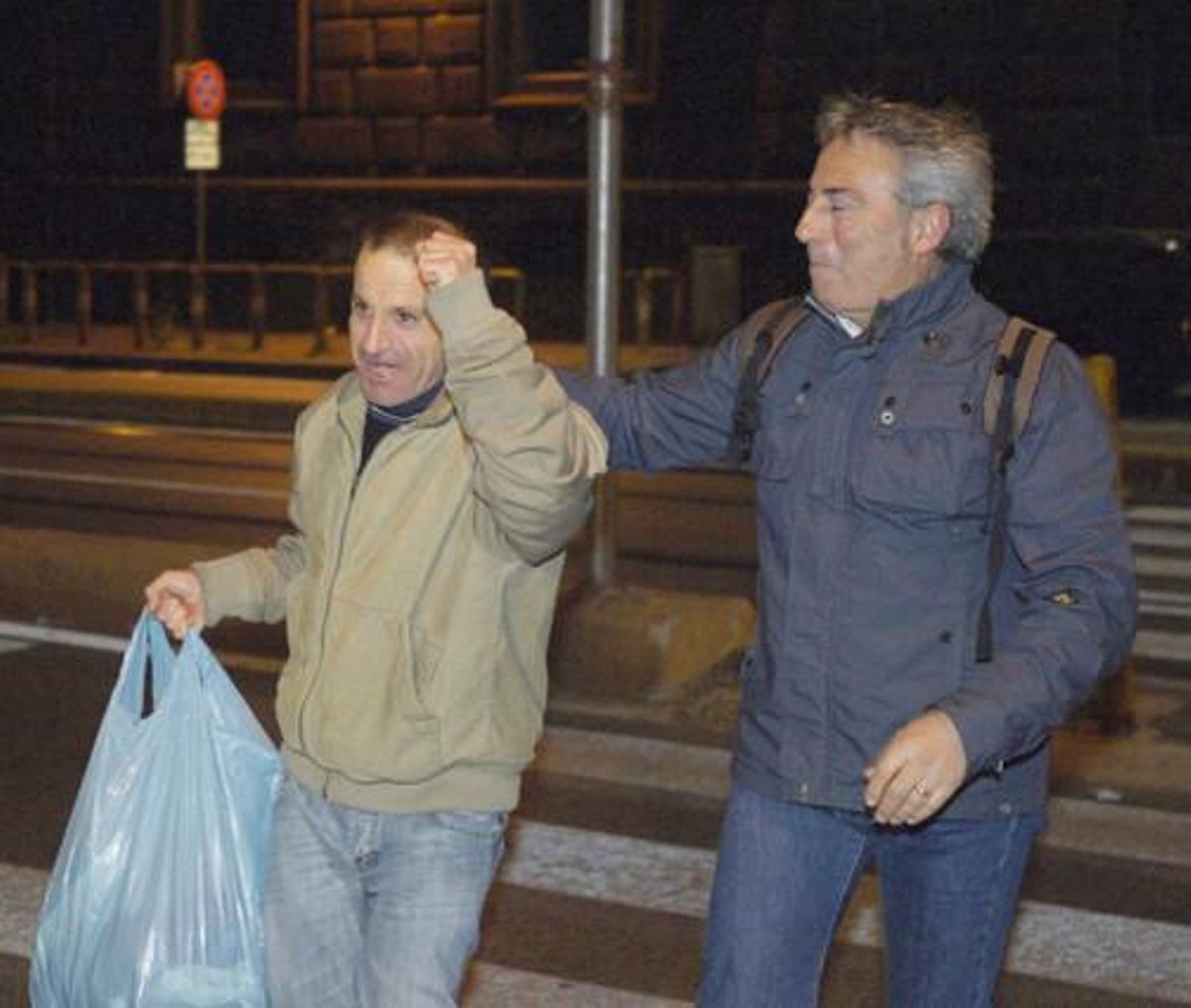 L’Óscar, just quan sortia de la presó, amb el seu germà.
