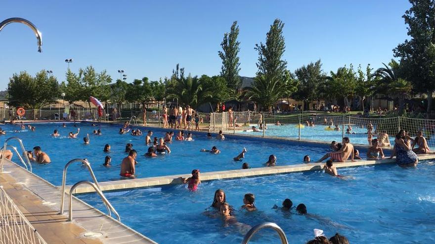 Imagen de bañistas en una de las piscinas del área de recreo de Guadipark de Cáceres.