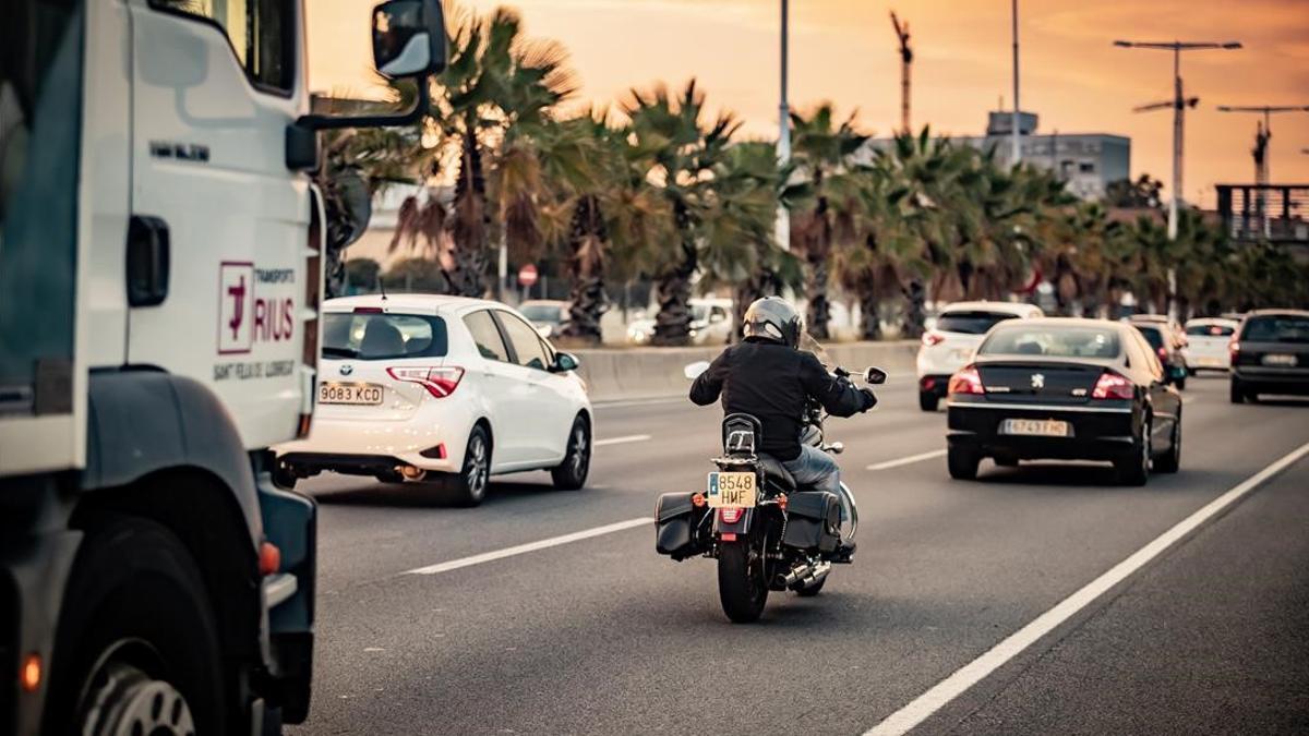 17 01 2020 Un camion  una moto y un coche circulan por La Ronda Litoral de Barcelona en una imagen de archivo      Un home de 48 anys ha mort aquest dijous en un accident a la ronda del Litoral de Barcelona  al districte de Sant Marti  ha informat l Ajuntament en un comunicat     POLITICA CATALUNA ESPANA EUROPA BARCELONA AUTONOMIAS  SERVEI CATALA DE TRANSIT (SCT)