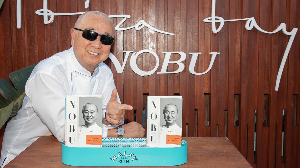 El Chef Nobu San posa en su restaurante del Hotel Nobu Ibiza Bay junto a su libro de cocina ‘A Memoir’