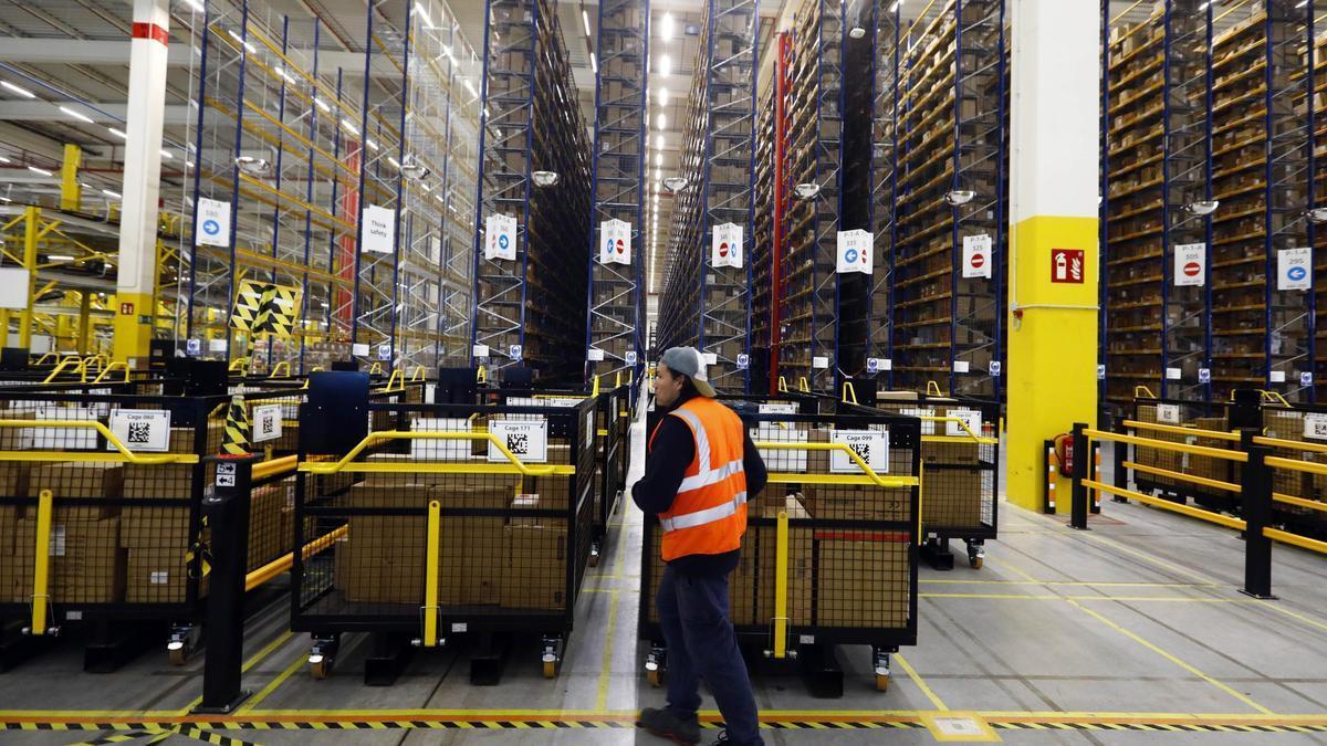 Un trabajador, en una imagen de archivo en el centro de Amazon en Zaragoza