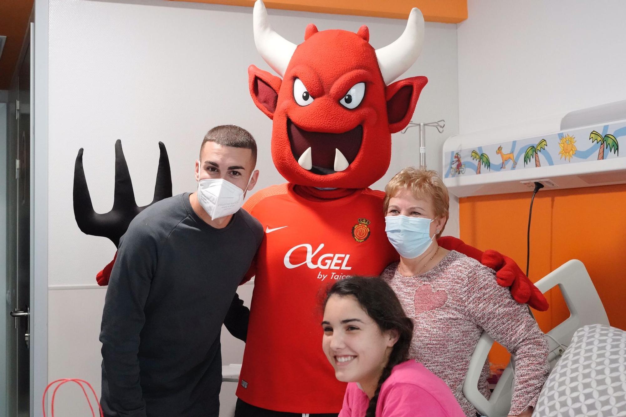 Visita del Real Mallorca al Hospital de Son Espases