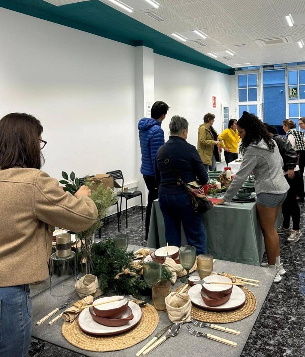 Asistentes al taller de montaje de mesas navideñas organizado por Hecansa.