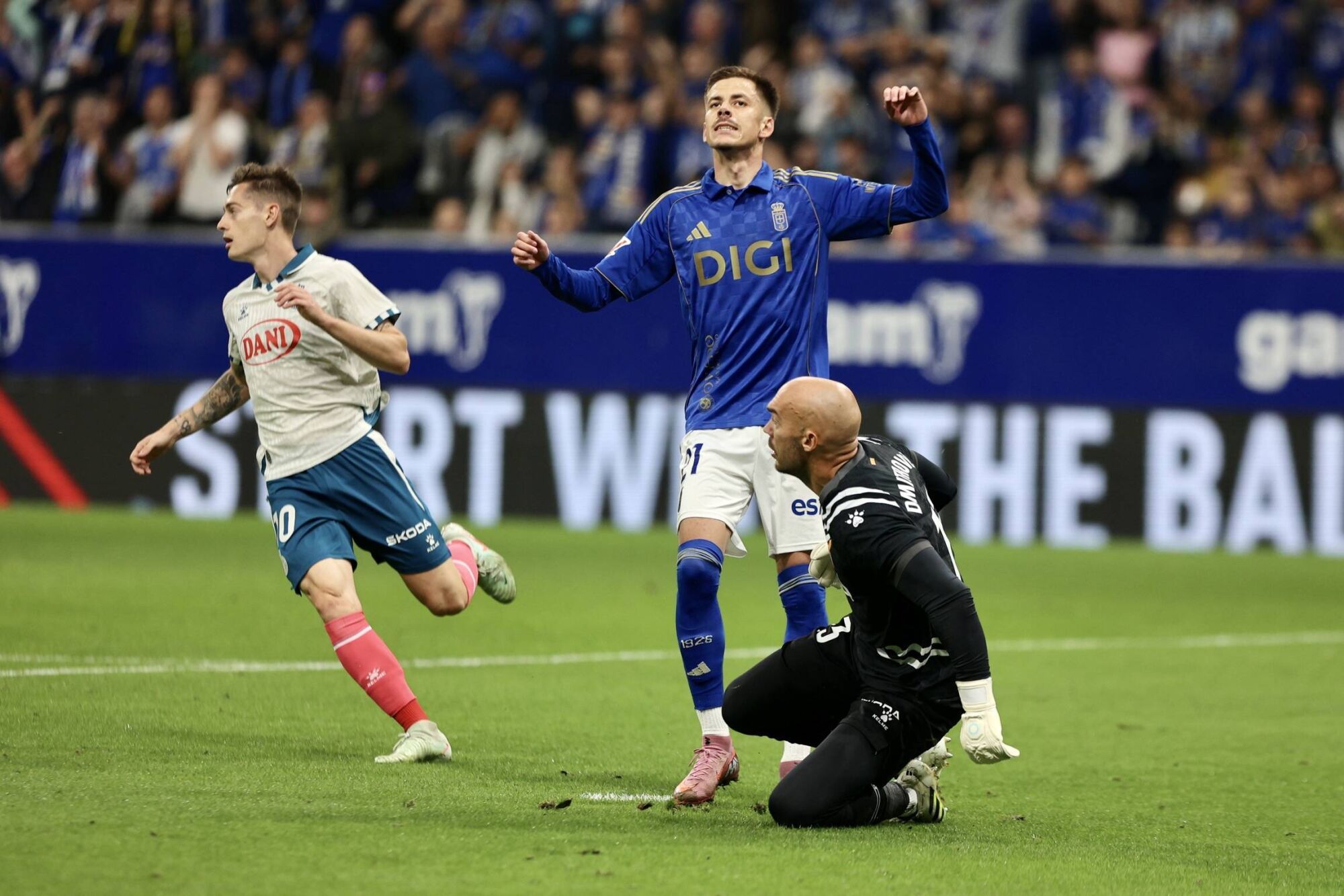Todas las IMÁGENES del reestreno de Carrión con el Oviedo, con derrota ante el Espanyol 