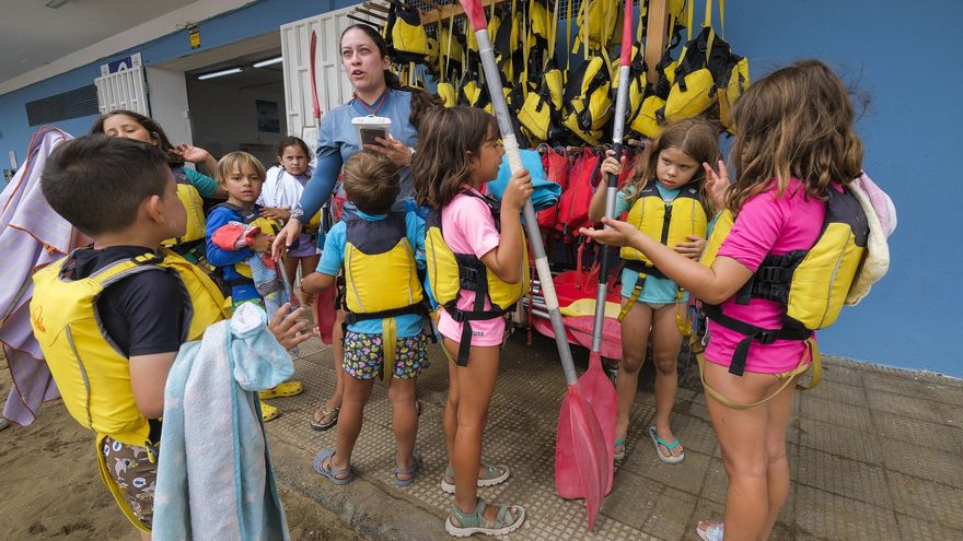 Campus de verano de piragüismo para niños, en la playa Las Alcaravaneras