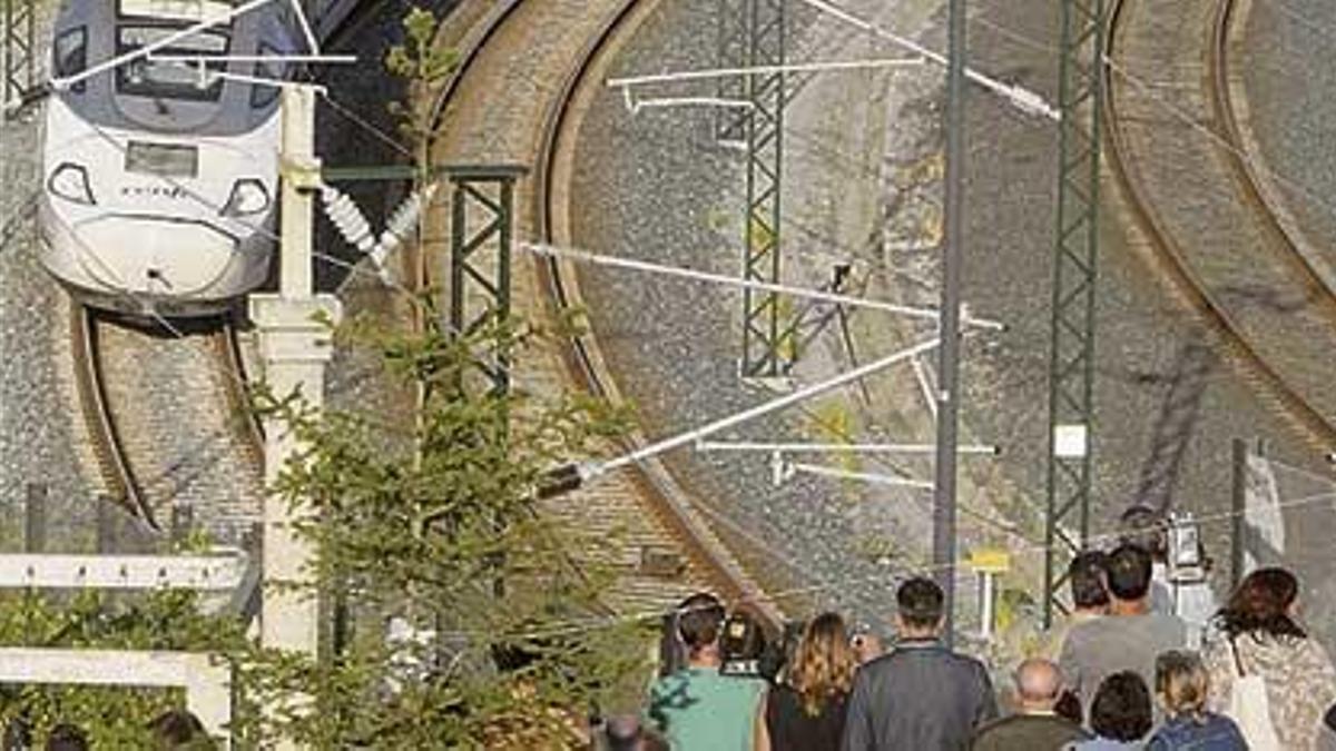Un Alvia pasa por la curva de A Grandeira durante un homenaje a las víctimas del accidente de Angrois.