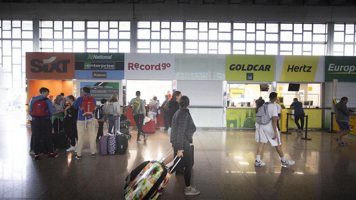 Varias garitas de empresas de alquiler de vehículos en el aeropuerto de El Prat