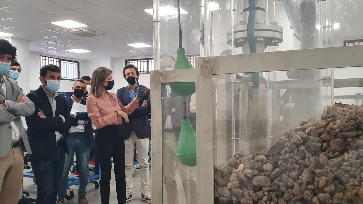 El conseller Marzà, el concejal Francesc Mezquita y Alfred Remolar, entre otras autoridades, han visitado el taller formativo en las instalaciones de Facsa.