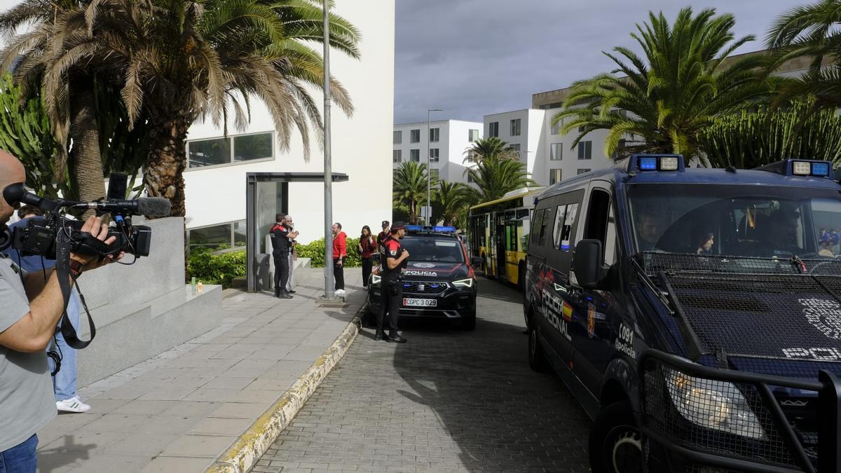 Alumnos de la ULPGC ante el desalojado el campus de Tafira: "Pensé que era un simulacro"