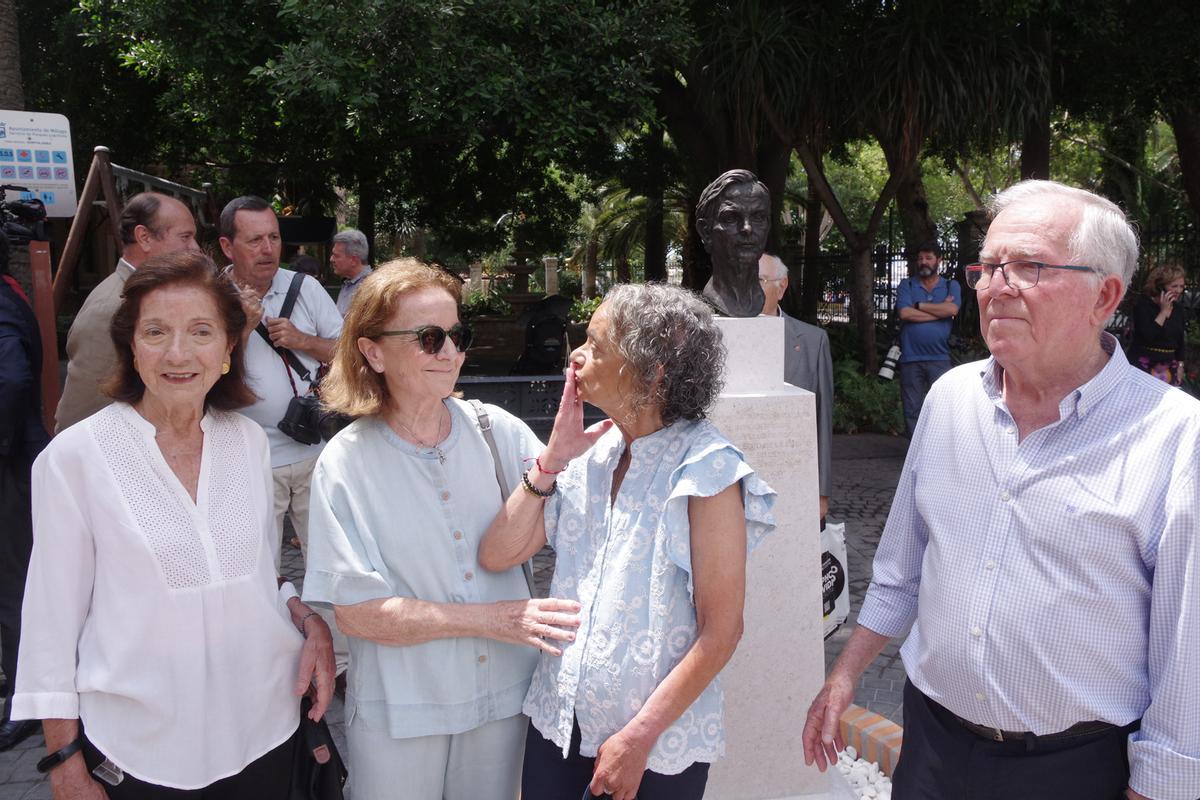 El Ayuntamiento instala un monumento en los jardines del Hospital Noble en reconocimiento al pintor Félix Revello de Toro