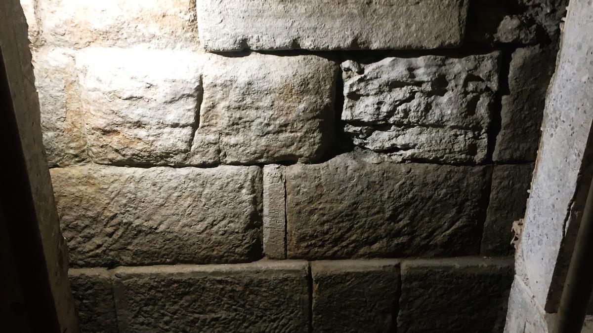 Un fragmento de la muralla de Zaragoza conservado.