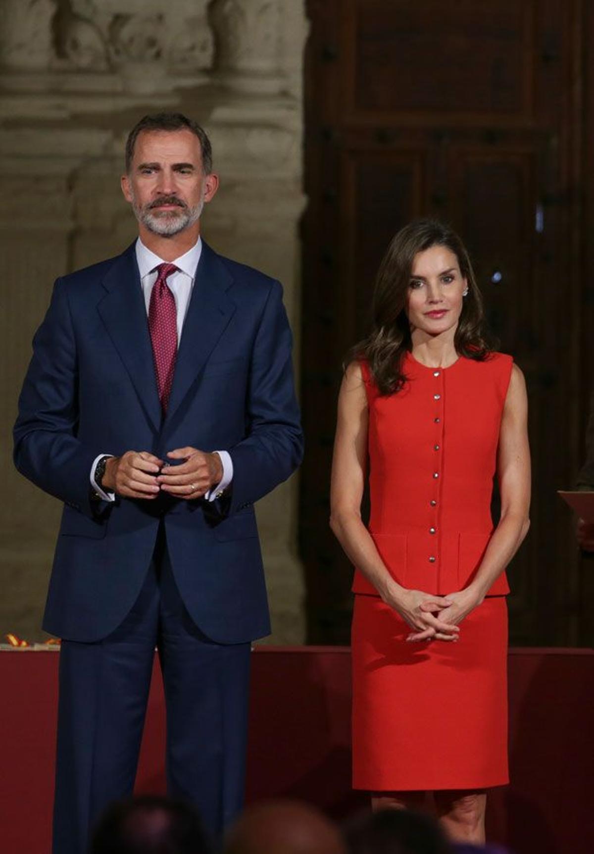 Letizia Ortiz con conjunto rojo de Nina Ricci junto a Felipe VI