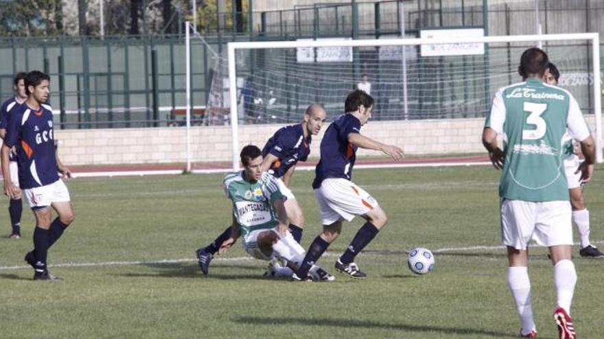 Mariano controla el balón tras deshacerse de un rival.