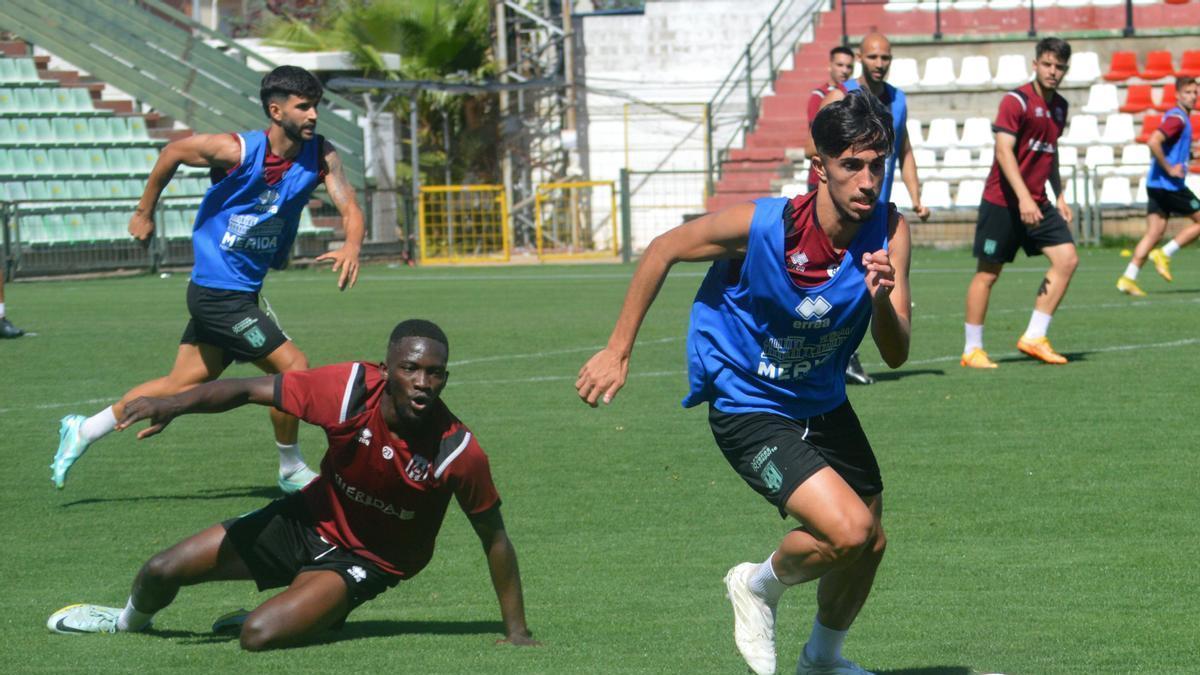 Jugadores del Mérida durante uno de los entrenamientos de esta semana.