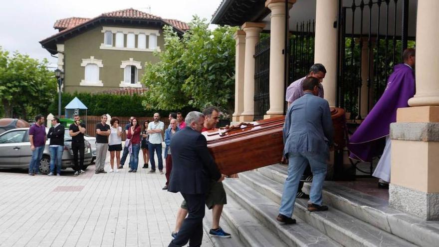 Familiares y amigos despiden a Lorma Sela en Salinas