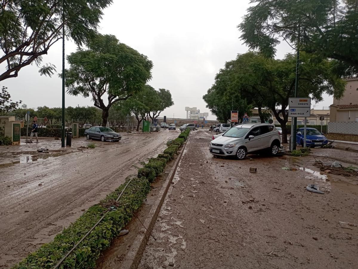 La entrada principal a la urbanización Reva, desde la CV-375 y el polígono industrial.