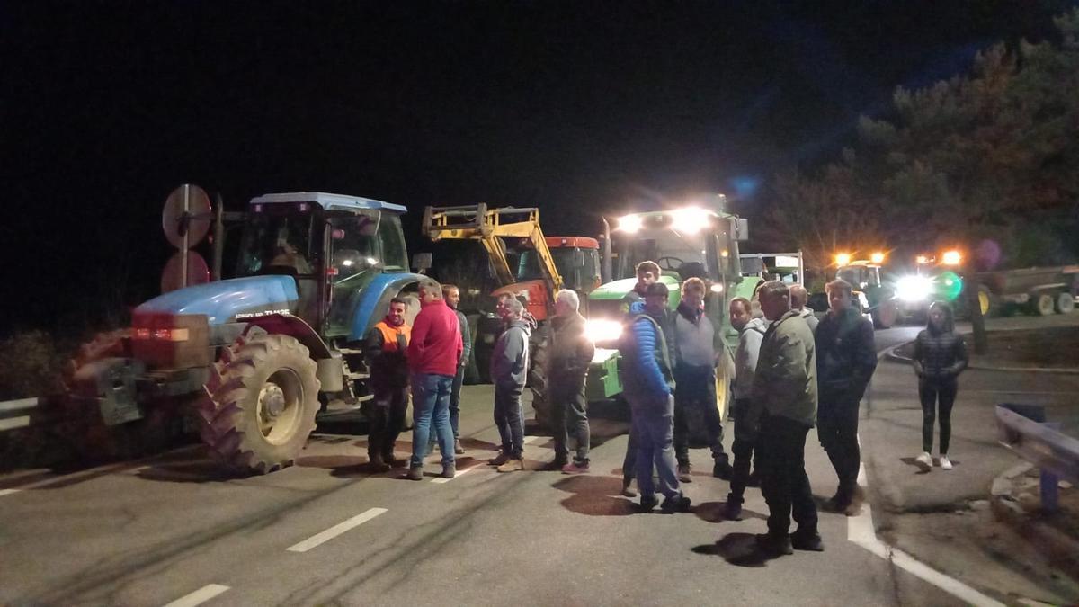 Pagesos de la Cerdanya amb els tractors a punt per fer una marxa lenta des del túnel del Cadí cap a Alp i Bellver