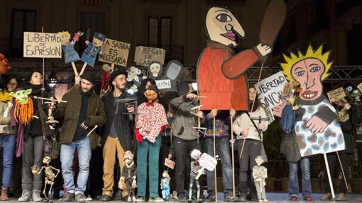 Concentración de apoyo a los titiriteros detenidos en Madrid por apología del terrorismo, en la plaza de Sant Jaume, en febrero del 2016.