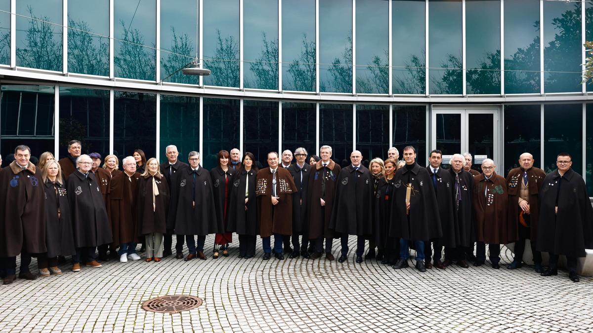 Foto de familia de antiguos y nuevos comendsdores del cocido en Lalín
