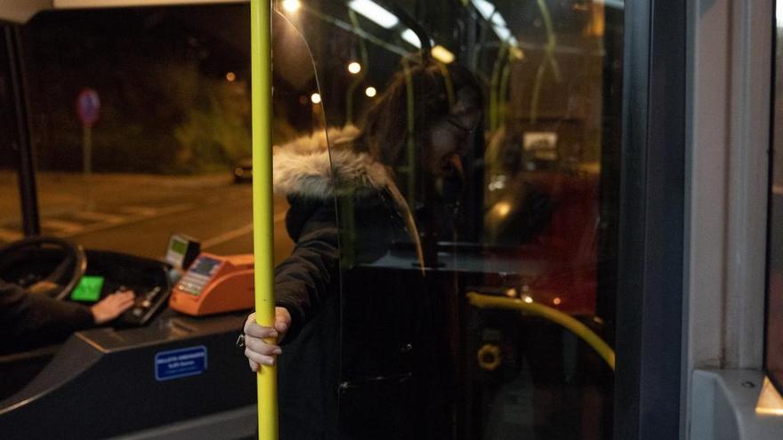 Una mujer, ayer, la primera noche con paradas antiacoso en Ourense