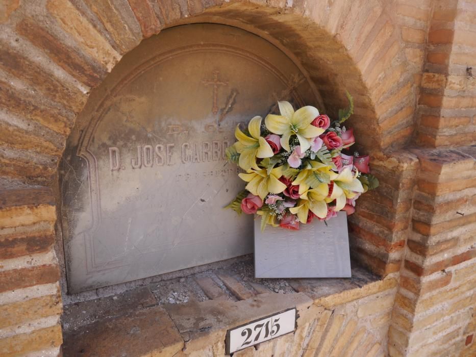 Homenaje a los enterrados más antguos en el cementerio de Valencia