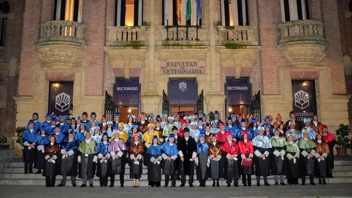 Foto de familia del acto por el nombramiento de doctor 'honoris causa' por la Universidad de Córdoba.