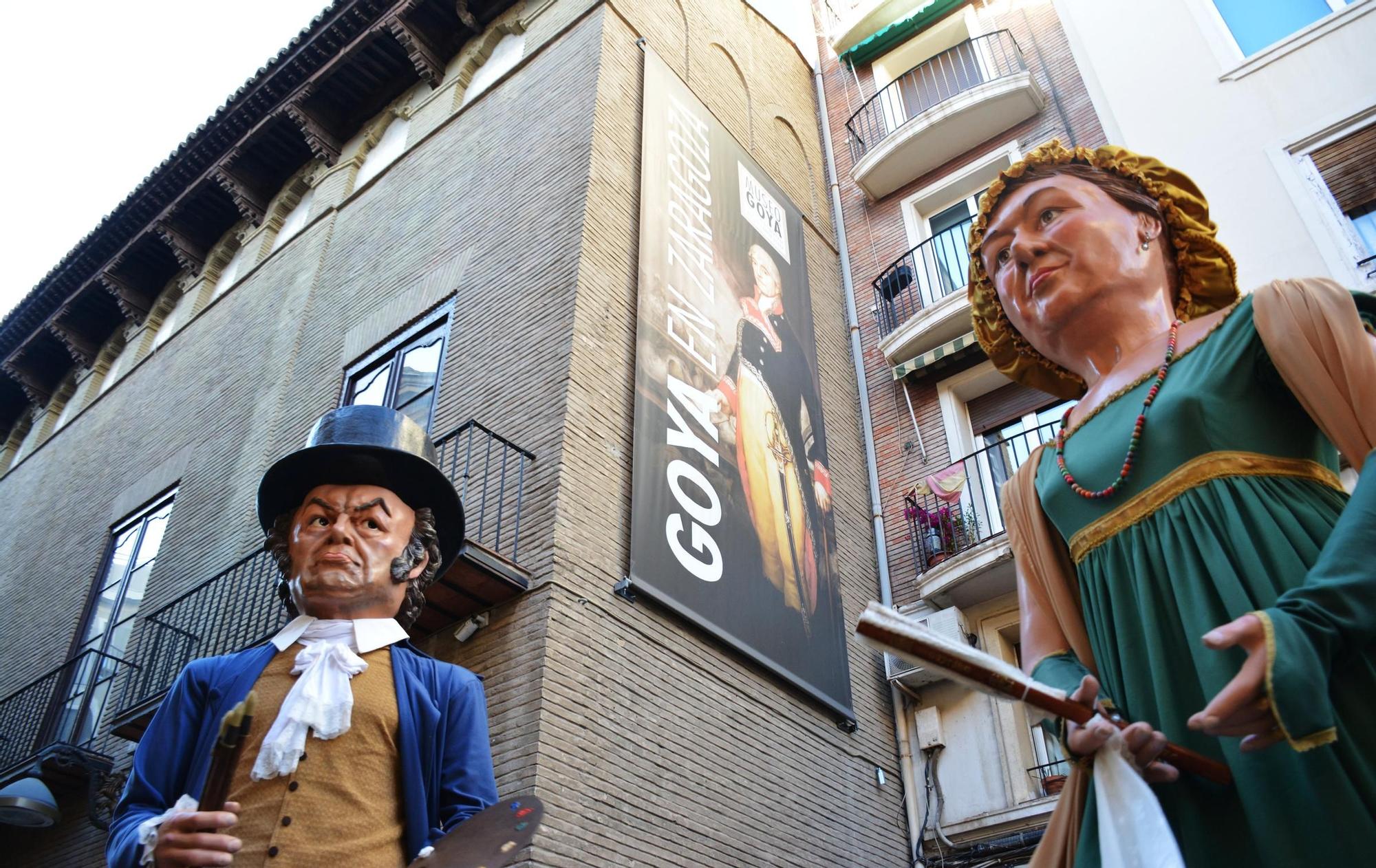 EN IMÁGENES | El desfile de las Fiestas Goyescas llena de alegría las calles de Zaragoza