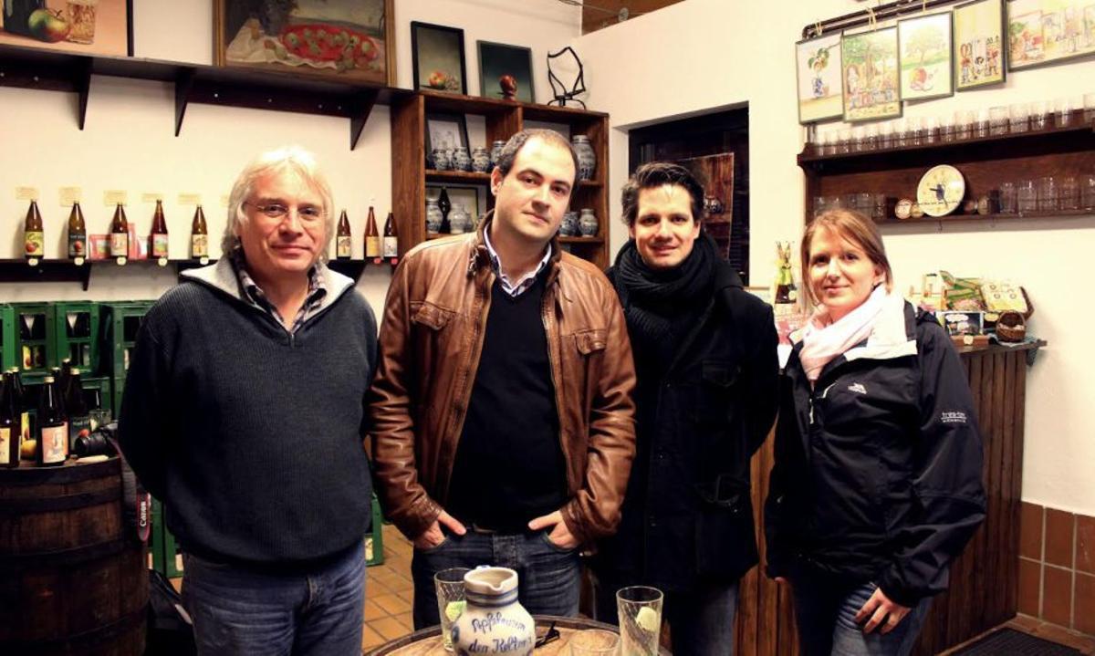 Eduardo Coto, segundo por la izquierda, en una imagen tomada en Fráncfort en 2010 con promotores de la sidra en Alemania. | R. L. P.