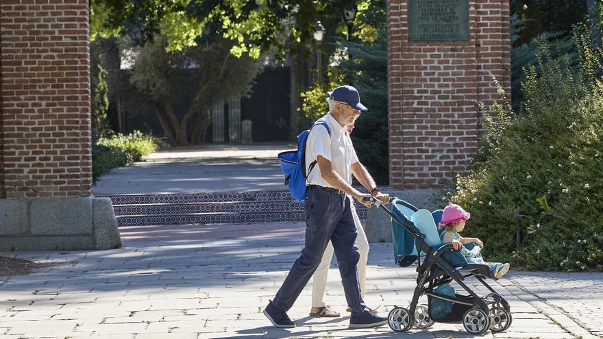 Archivo - Varias personas pasean con un carrito de bebé en el parque de El Retiro, a 29 de julio de 2023, en Madrid (España).