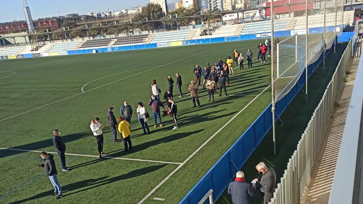 Largas colas en Son Malferit de los aficionados del Atlético Baleares para adquirir sus entradas.