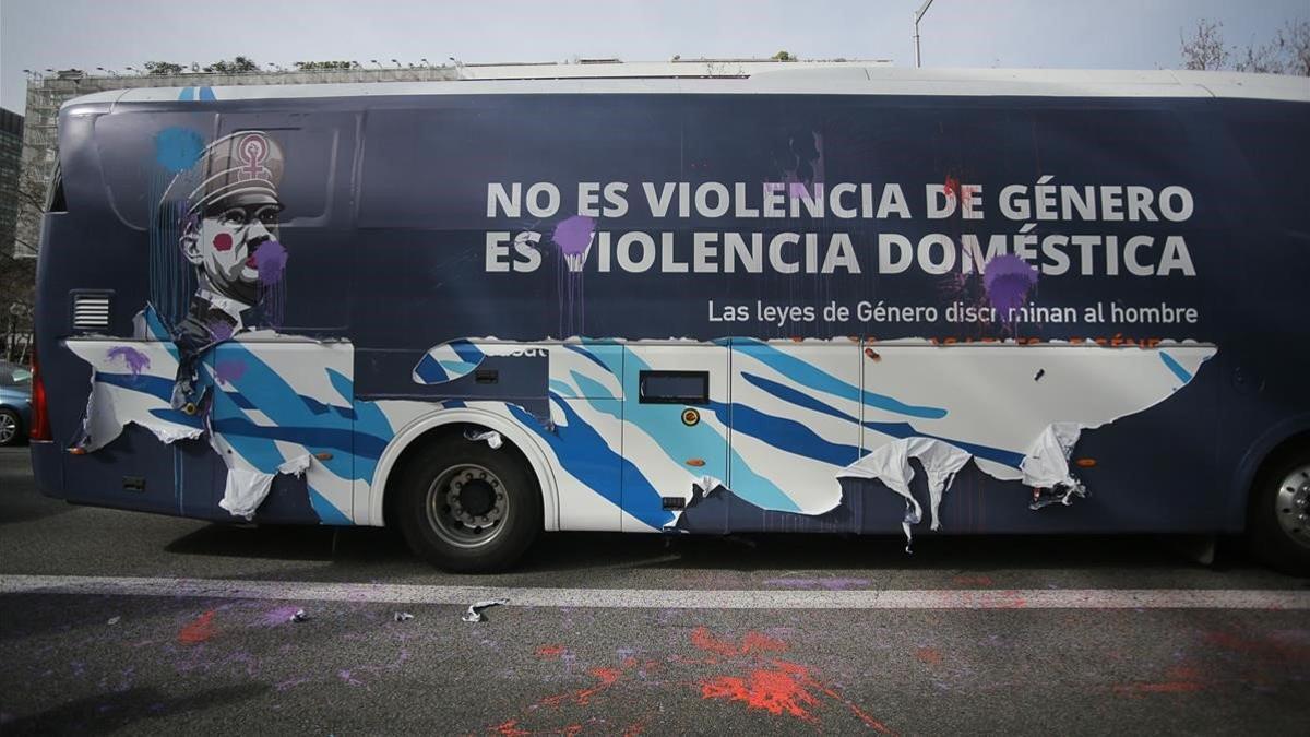 Un autocar de Hazte oír contra las que consideran &quot;feminazis&quot; en el que puede leerse la leyenda &quot;No es violencia de género. Es violencia doméstica&quot;.