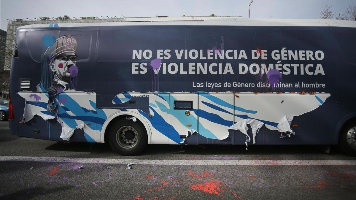 Un autocar de Hazte oír contra las que consideran feminazis en el que puede leerse la leyenda No es violencia de género. Es violencia doméstica.