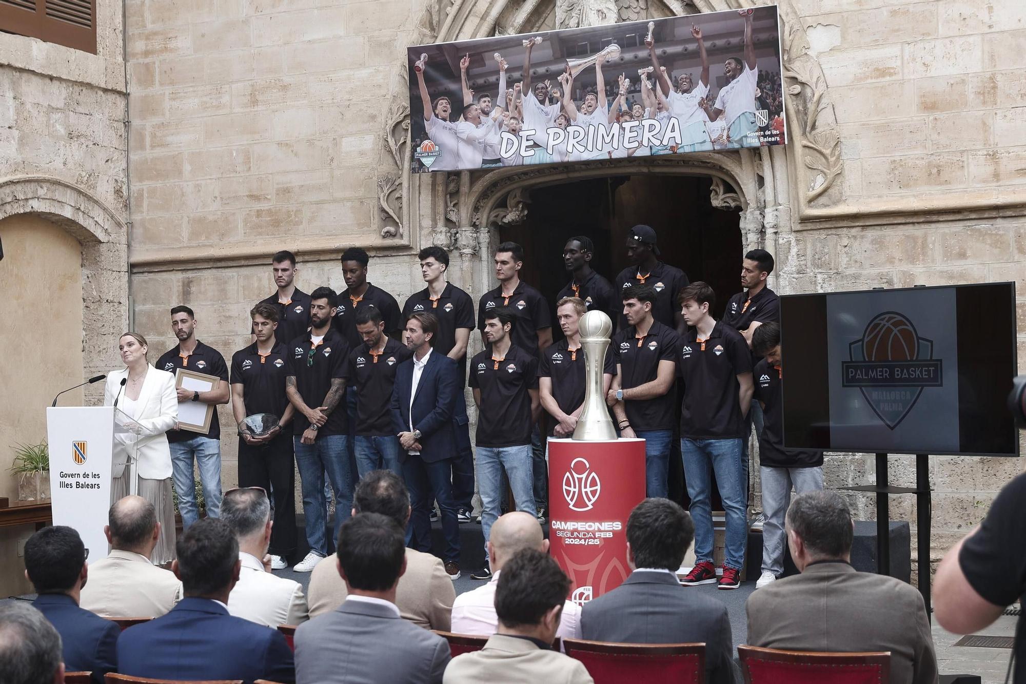 La celebración del ascenso del Palmer Basket en el Consolat de Mar.
