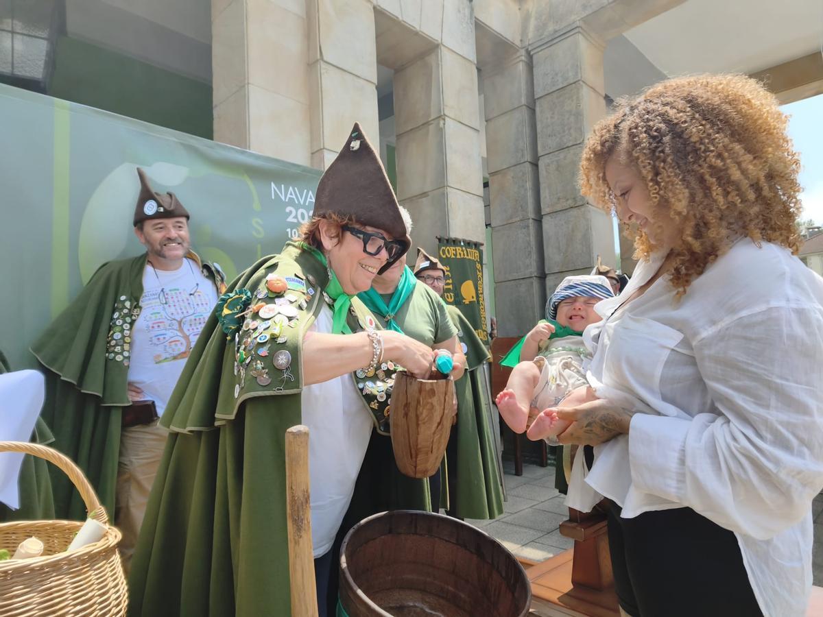 El bautismo sidrero de una veintena de bebés en el Festival de la Sidra de Nava, en imágenes