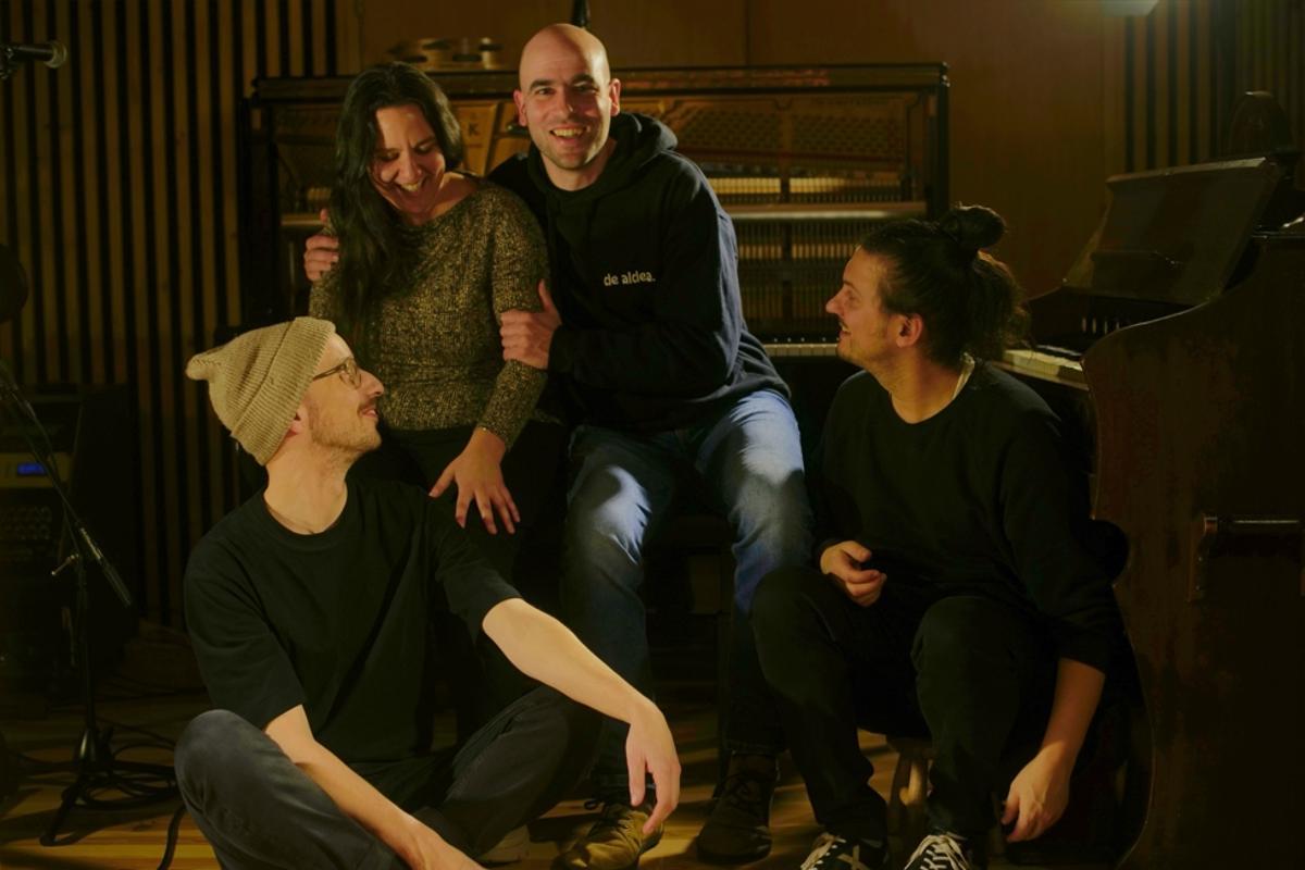 De esquerda á dereita: Virxilio da Silva, Faia Díaz, Xan Campos e Iago Fernández no estudo de gravación.