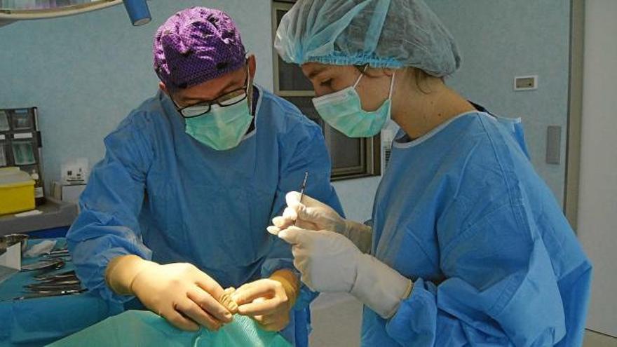 Intervenció quirúrgica de podologia al quiròfan de la Clínica Universitària de Manresa (FUB)