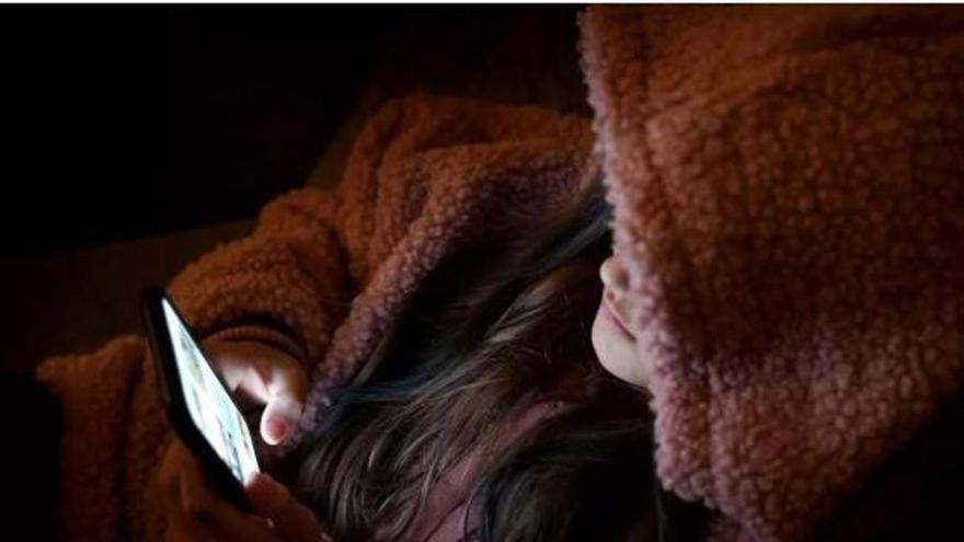 Els experts coincideixen: els infants no haurien de tenir telèfon mòbil amb internet abans d’aquesta edat